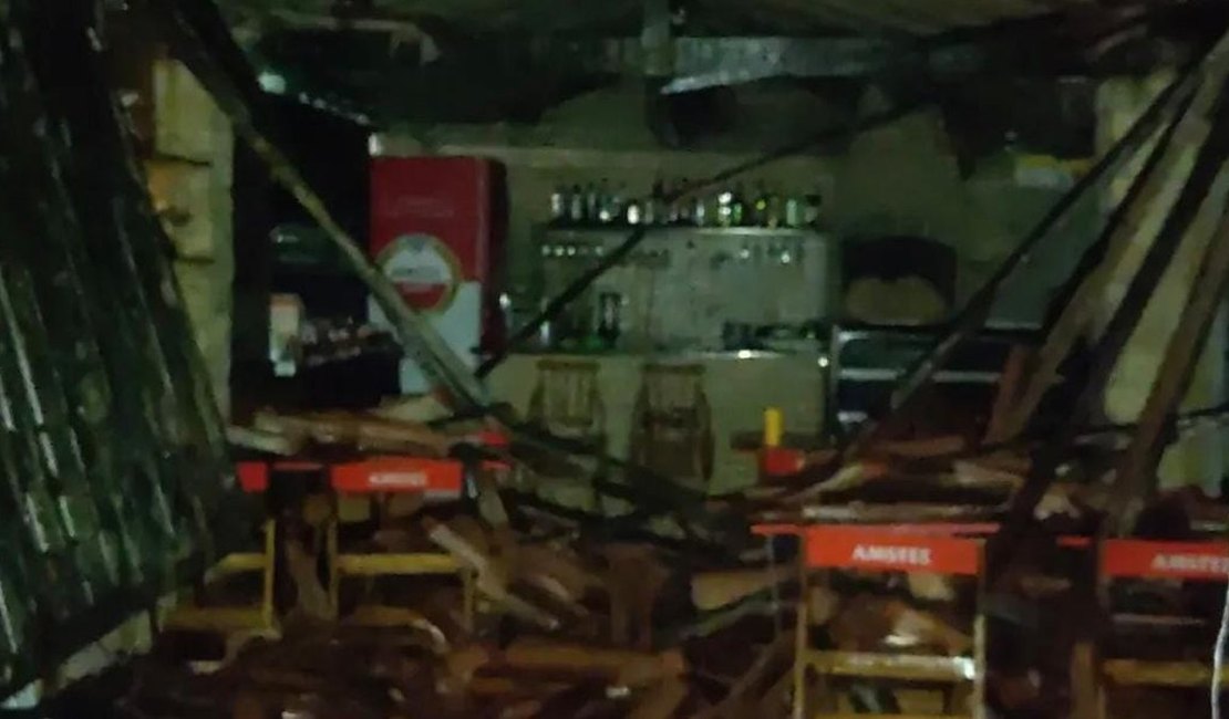 Teto de pizzaria desaba após fortes chuvas em Rio Largo; ninguém ficou ferido