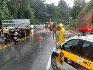 Vias são liberadas após fim de semana de chuvas intensas em Maceió