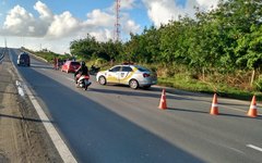 Acidente entre motociclista e ciclista deixa uma pessoa ferida, em Maceió