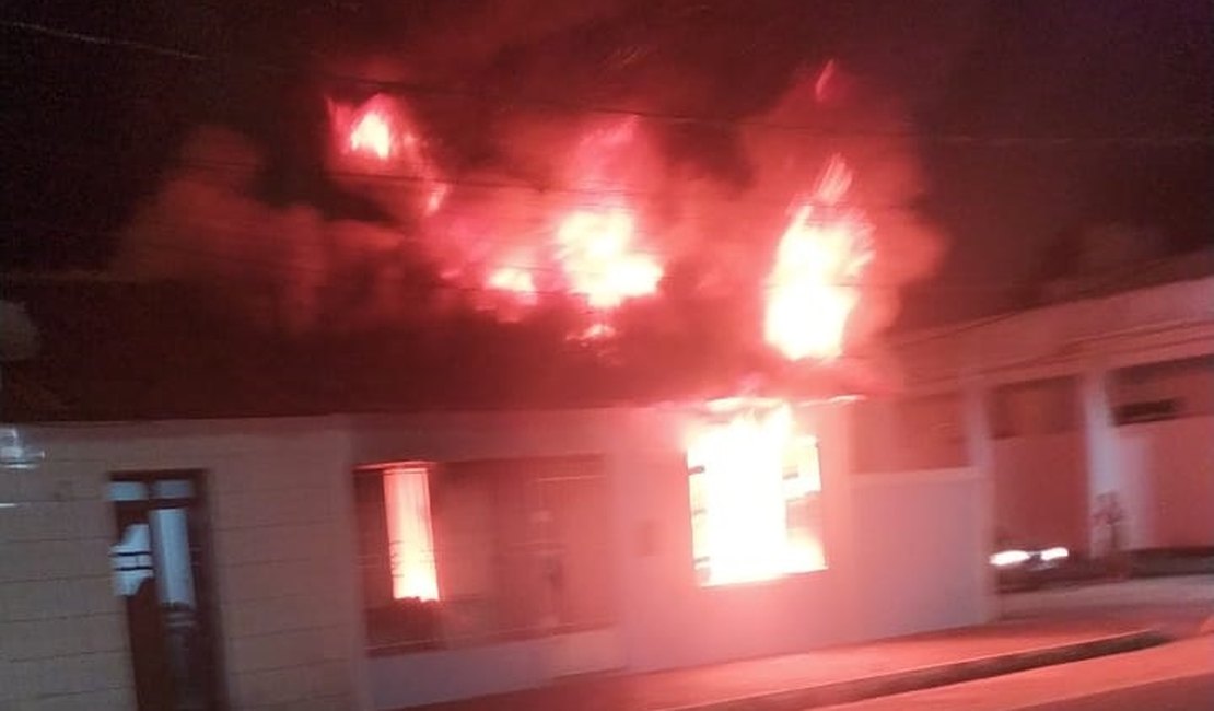 [Vídeo] Incêndio atinge residência de policial militar em Porto Real do Colégio