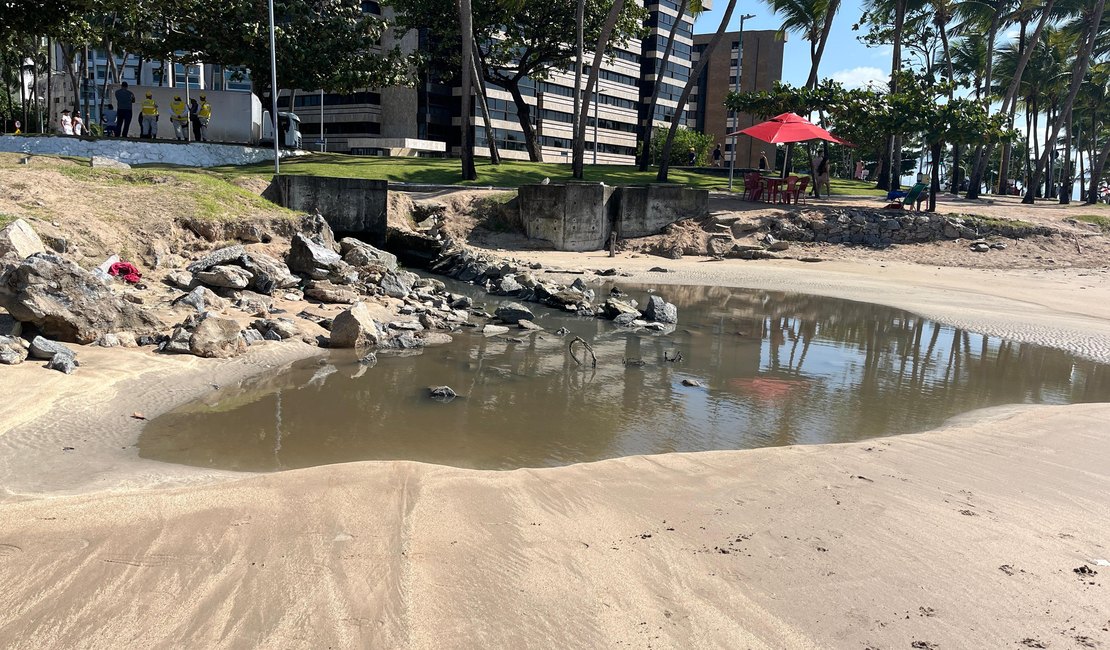 Praia da Ponta Verde é alvo de despejo irregular de esgoto residencial, em Maceió