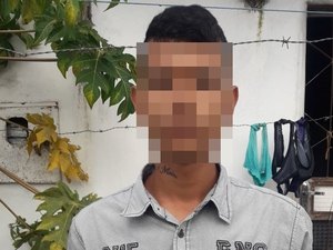 Jovem em atitude suspeita é preso com arma de fogo 