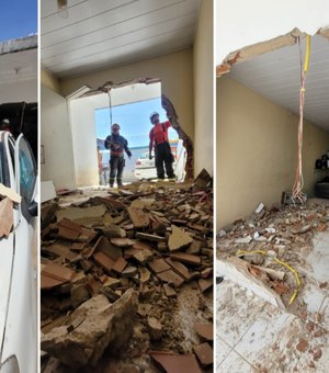 Carro invade casa e derruba muro em Marechal Deodoro; motorista fica ferido