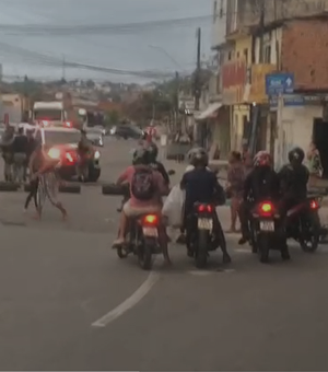 [Vídeo] Manifestantes realizam protesto na Orla Lagunar de Maceió