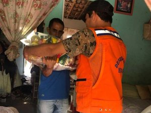 Famílias que tiveram as casas inundadas pela água da chuva em Traipu recebem apoio e solidariedade da Prefeitura