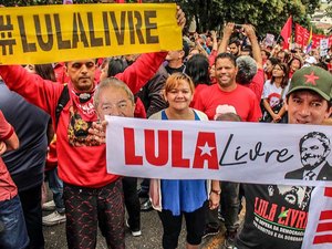 Manifestações na PF do PR marcam um ano da prisão de Lula