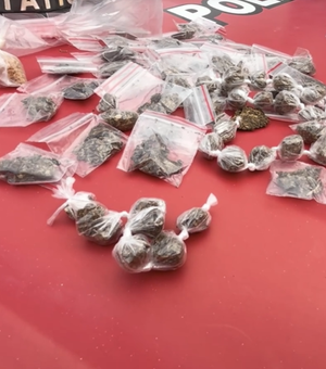 Jovem é flagrado escondendo drogas embaixo de mesa e acaba preso na Pajuçara