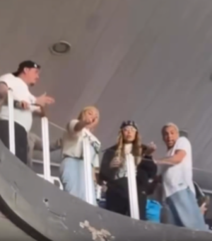 Irmã de Neymar é xingada por torcida rival e se envolve confusão em estádio
