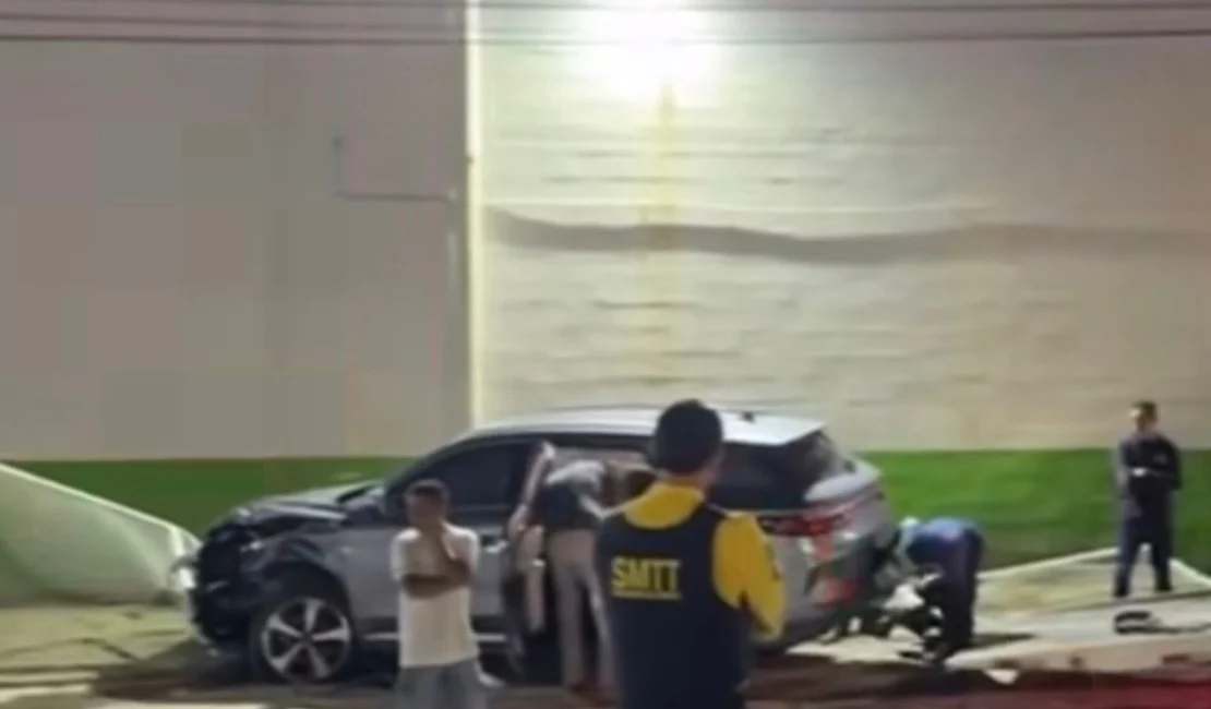 Mulher perde controle de veículo e colide com muro de supermercado na Ponta Verde