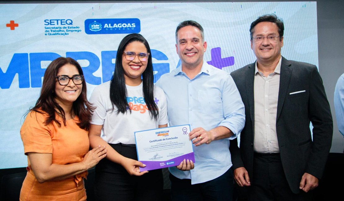 Paulo Dantas entrega 120 certificados do programa Emprega Mais Alagoas