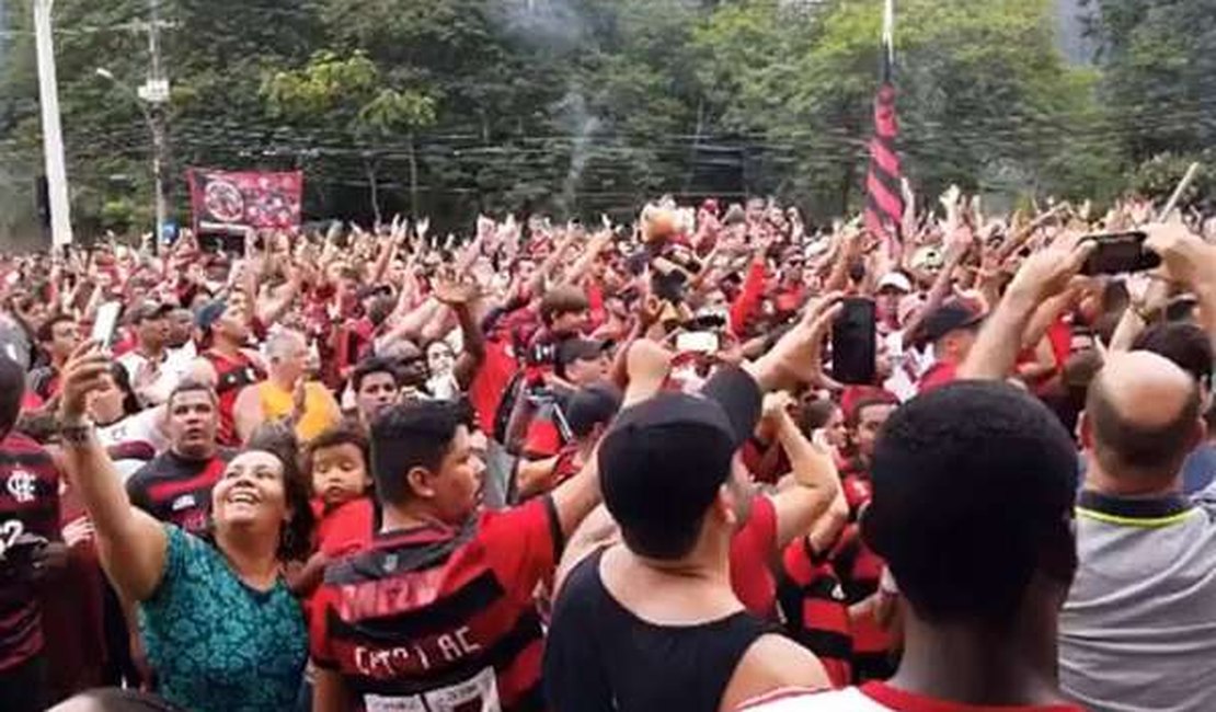 Multidão faz festa em frente ao CT do Flamengo antes de embarque