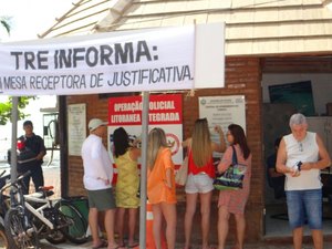 Turistas chegam cedo e justificam o voto na Orla da Ponta Verde, em Maceió
