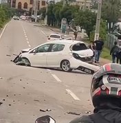 Carro roda na pista e se choca contra mureta na Avenida Josefa de Melo