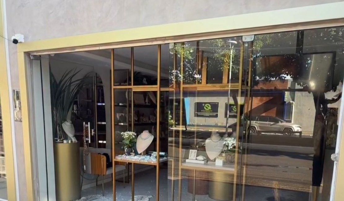 Criminoso invade loja de semijoias na Jatiúca e furta até as prateleiras, em Maceió