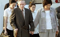 Jenkins chega ao Japão, em 2004, acompanhado da mulher e das filhas 