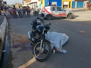 Homem é assassinado com tiro na cabeça após descer de motocicleta