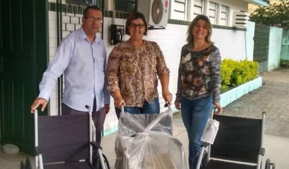 Secretaria Municipal de Saúde entrega cadeiras de rodas e de banho à Hospital de Atalaia