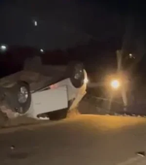 Carro capota na zona rural de Craíbas e mobiliza moradores durante a noite