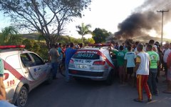 Manifestantes bloquearam a AL- 105, em Porto Calvo