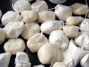 Jovem é preso com quase 1kg de cocaína dentro da própria residência