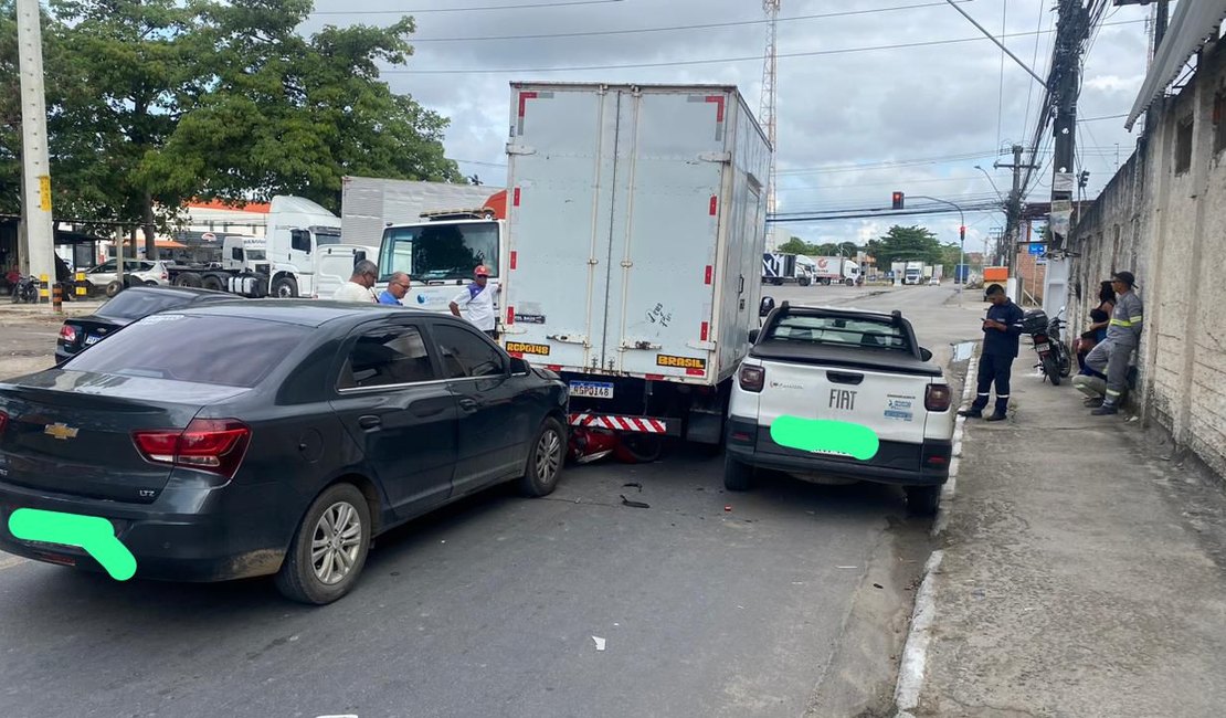 [Vídeo] Acidente entre cinco veículos deixa uma pessoa ferida no Distrito Industrial, em Maceió