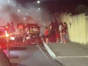Carro pega fogo após colisão no bairro Chã de Bebedouro, em Maceió