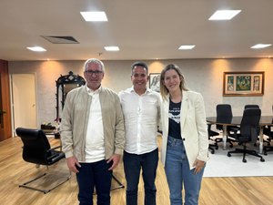 Cibele Moura se reúne com governador e prefeito para atrair mais investimentos em Chã Preta