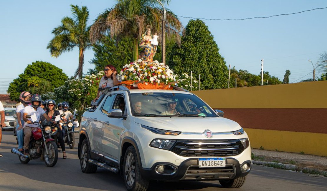 Arapiraca celebra início das festividades da padroeira da cidade com carreata para nossa senhora do bom conselho