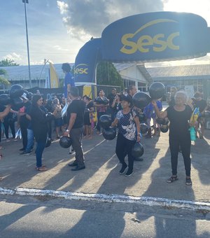 [Vídeo] Usuários e colaboradores do Sesc Arapiraca promovem manifestação contra corte de verbas