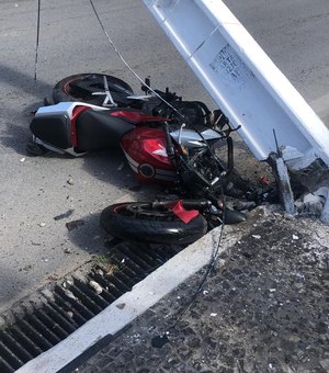 Motociclista fica ferido após colidir contra poste na Av. Gustavo Paiva