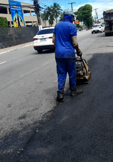 Operação Tapa-Buraco recupera trecho na Avenida Comendador Gustavo Paiva