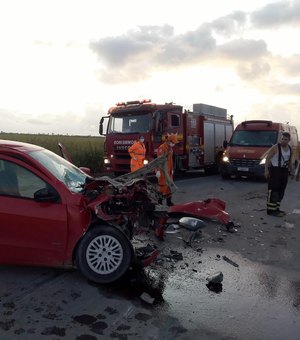 Carro bate em caminhão que transportava cana de açúcar na BR-424