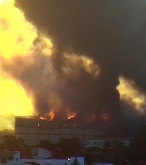 Bombeiros continuam combate a incêndio em supermercado em MT