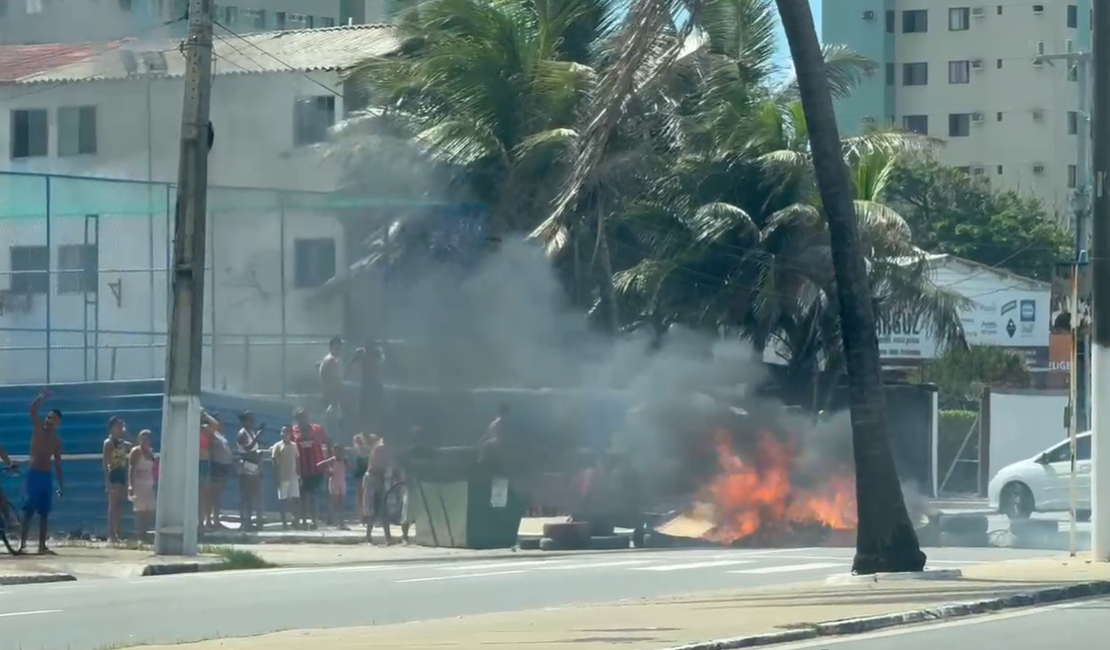 Moradores protestam contra falta d'água e bloqueiam Av. Assis Chateuabriand