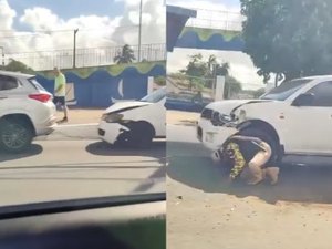 [Vídeo] Colisão entre três veículos é registrada na Avenida Fernandes Lima, em Maceió