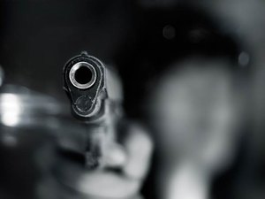 Menino de 9 anos mata irmão de 16 ao entregar arma para vítima 