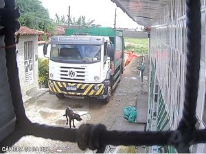 Vídeo mostra caminhão lixo atropelando cachorro; Sudes apura o caso