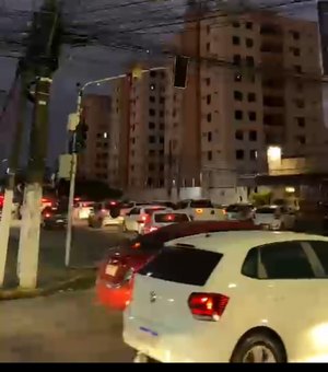 Fiação em poste pega fogo próximo ao supermercado GBarbosa, no bairro da jatiúca