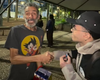 Homem em situação de rua surpreende ao falar inglês durante entrevista