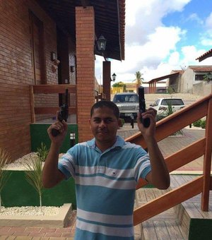 Jardineiro de candidato a prefeito de Major Izidoro se exibe em redes sociais com armas de fogo