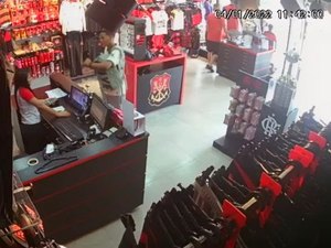 Vendedora desmaia após ter arma apontada por assaltante durante roubo a loja de produtos do Flamengo