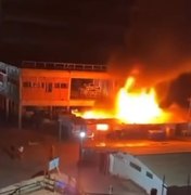 [Vídeo] Incêndio atinge obra de hospital particular na Cruz das Almas
