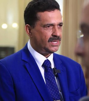 Prefeito concede aumento salarial de 11% aos profissionais da Educação de Limoeiro de Anadia