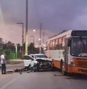 Carro e ônibus colidem na AL-105 no município de São Luís do Quitunde