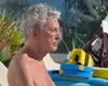 Caetano Veloso exibe sextou diferente na beira da piscina: 'Vida difícil'