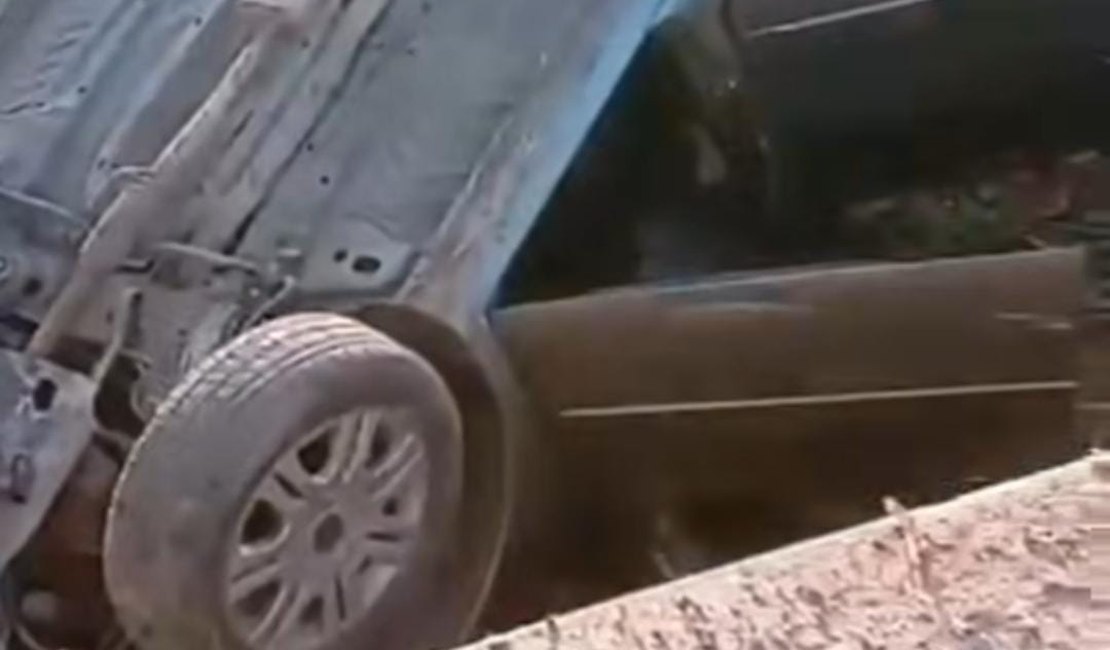 Carro capota após condutor perder controle direcional em Poço das Trincheiras