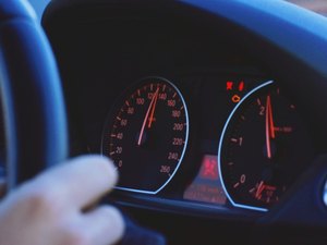 Motorista sem CNH dirige em alta velocidade, quase atinge viatura e é autuado em Cacimbinhas