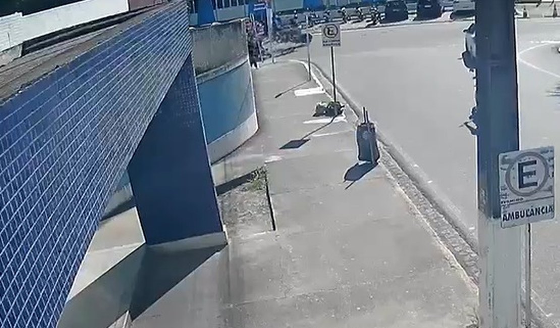 Vídeo mostra acidente em que motociclista fugiu após deixar mulher ferida em Arapiraca