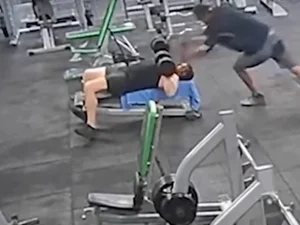 Vídeo: homem é condenado após jogar peso de 20 kg na cabeça de colega