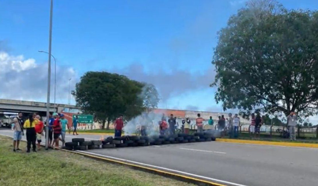 Terceirizados fecham acesso ao Aeroporto Zumbi dos Palmares por salários atrasados